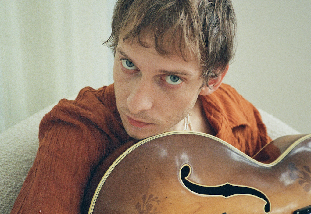 Nicklas Sahl tager på soloturné – med sin guitar og den nye plade ’nicklas’ under armen